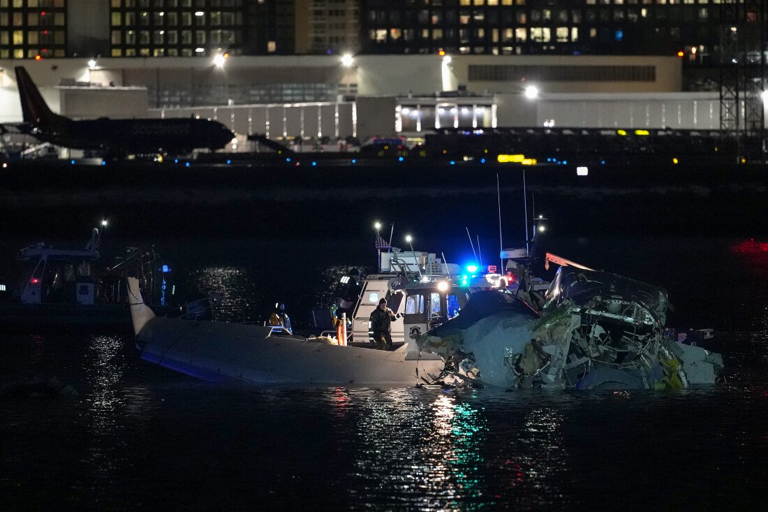 ARLINGTON, VIRGINIA - JANUARY 30: (EDITORS NOTE: Image contains graphic content) Emergency response units assess airplane wreckage in the Potomac River near Ronald Reagan Washington Airport on January 30, 2025 in Arlington, Virginia. An American Airlines flight from Wichita, Kansas collided with a helicopter while approaching Ronald Reagan National Airport. (Photo by Andrew Harnik/Getty Images)